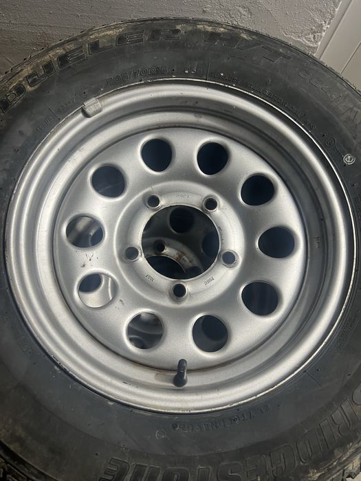 Резина як нова 2500 грн за штуку 5 139 7 R15 // 205/70 R15