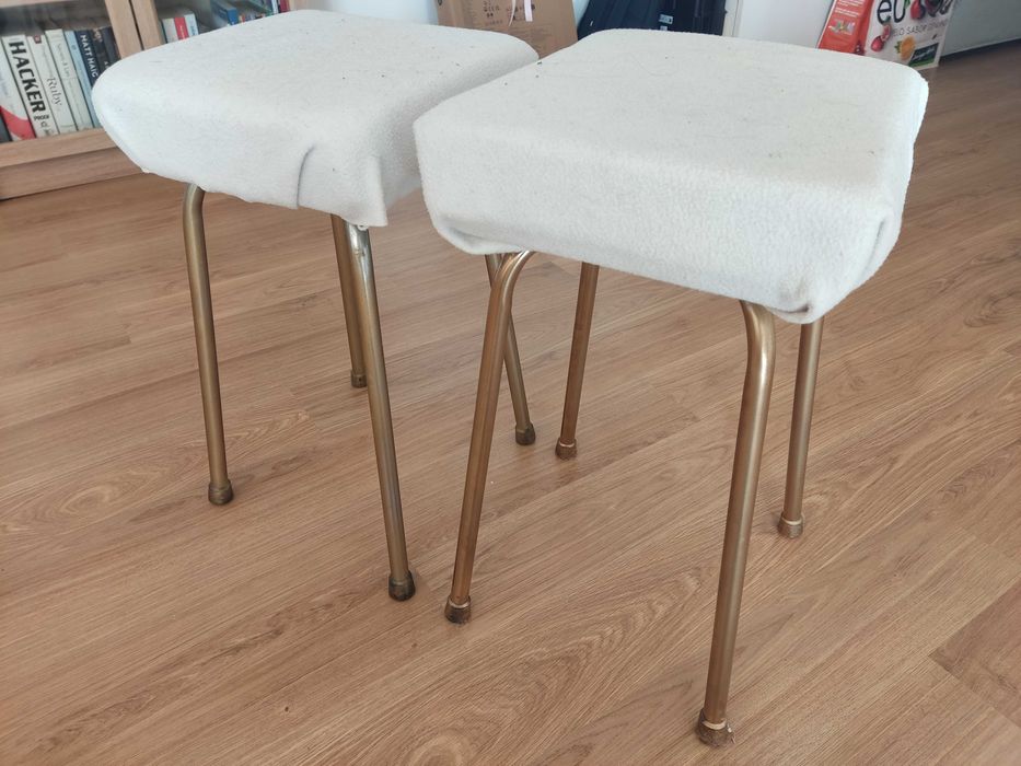 Dois bancos quadrados