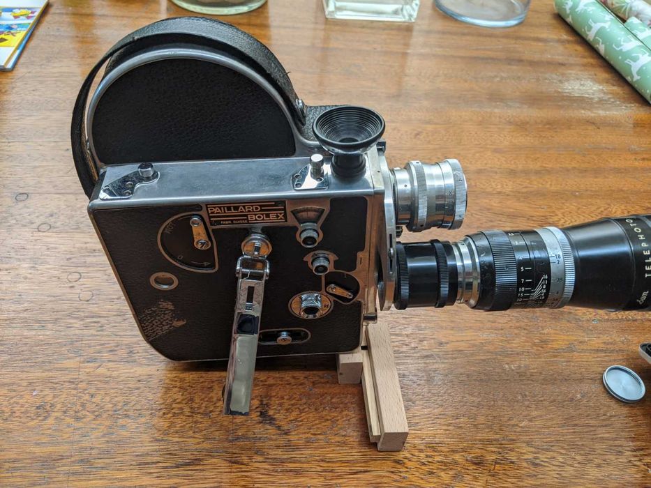 câmera analógica bolex,  e um projetor de filme