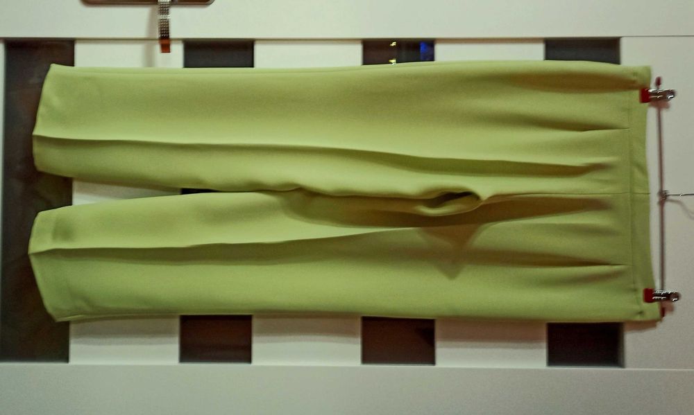 Pistacjowe zielone pastelowe spodnie klasyczne Paz Torras