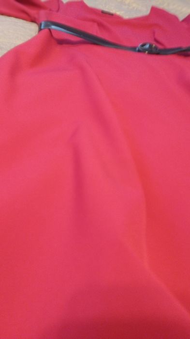 Amarantowa sukienka z granatowym paskiem rozmiar 50