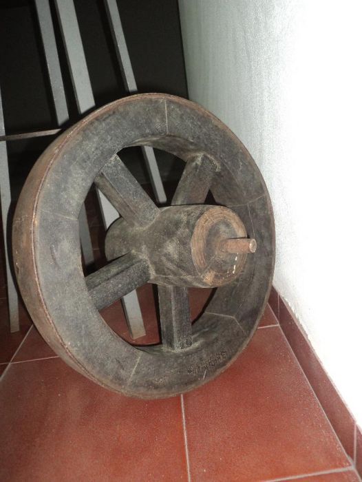 Roda de carro muito antiga