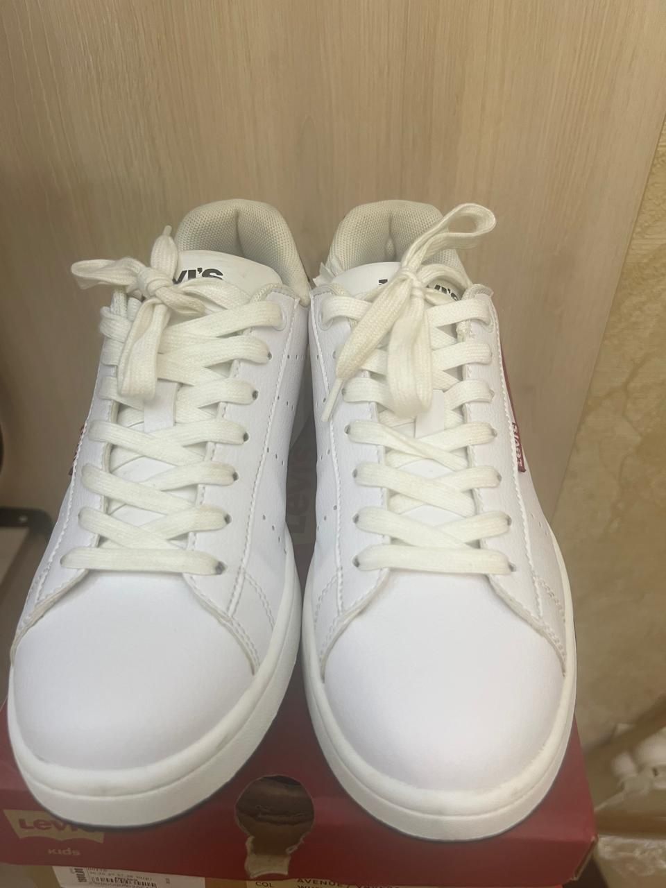 NIKE и LEVI'S. Кроссовки р-р 40 и 38