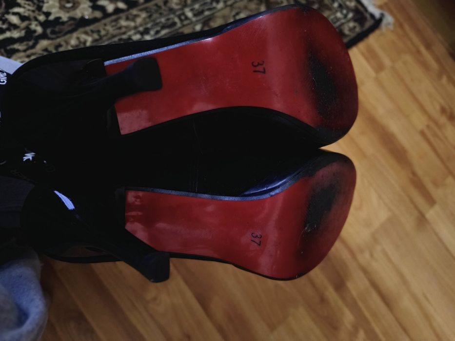 Продам лабутени розмір 36 ходила пару раз
