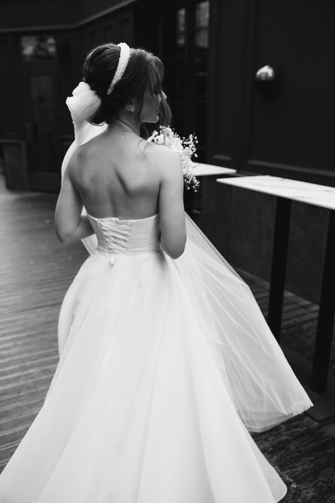 Весільна сукня із тканини воск, два варіанти образу нареченої