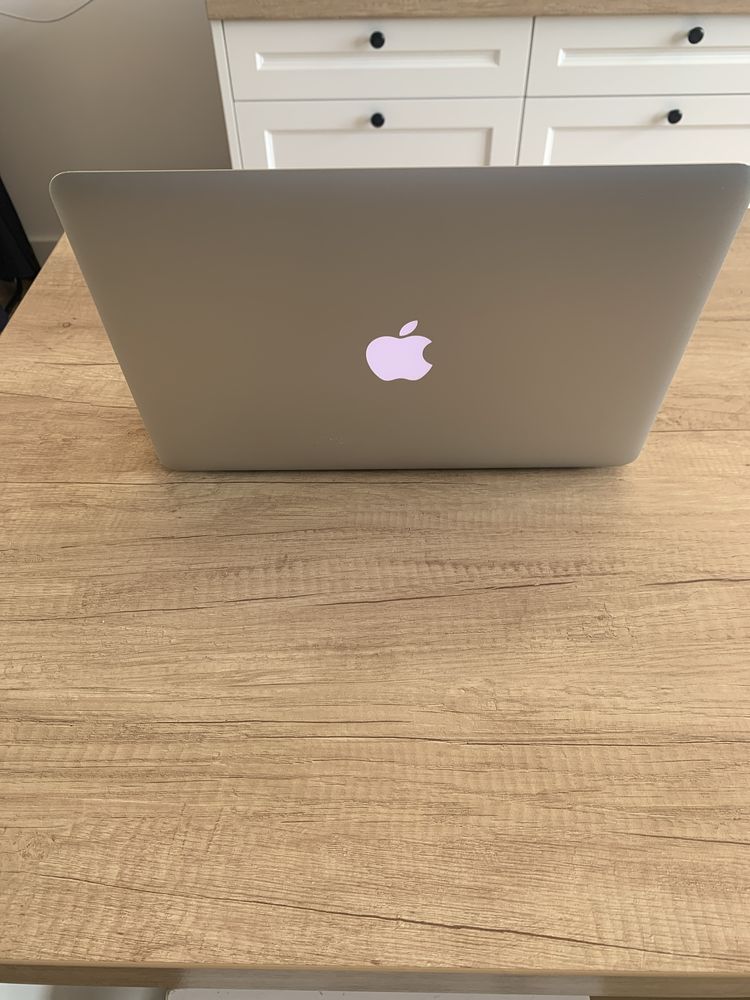 MacBook Air jak nowy, używany pół roku.