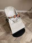 Bujak Babybjorn Soft z oryginalną zabawką Goggly Eyes