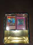 Lote de cartas yu-gi-oh mais caixa de metal