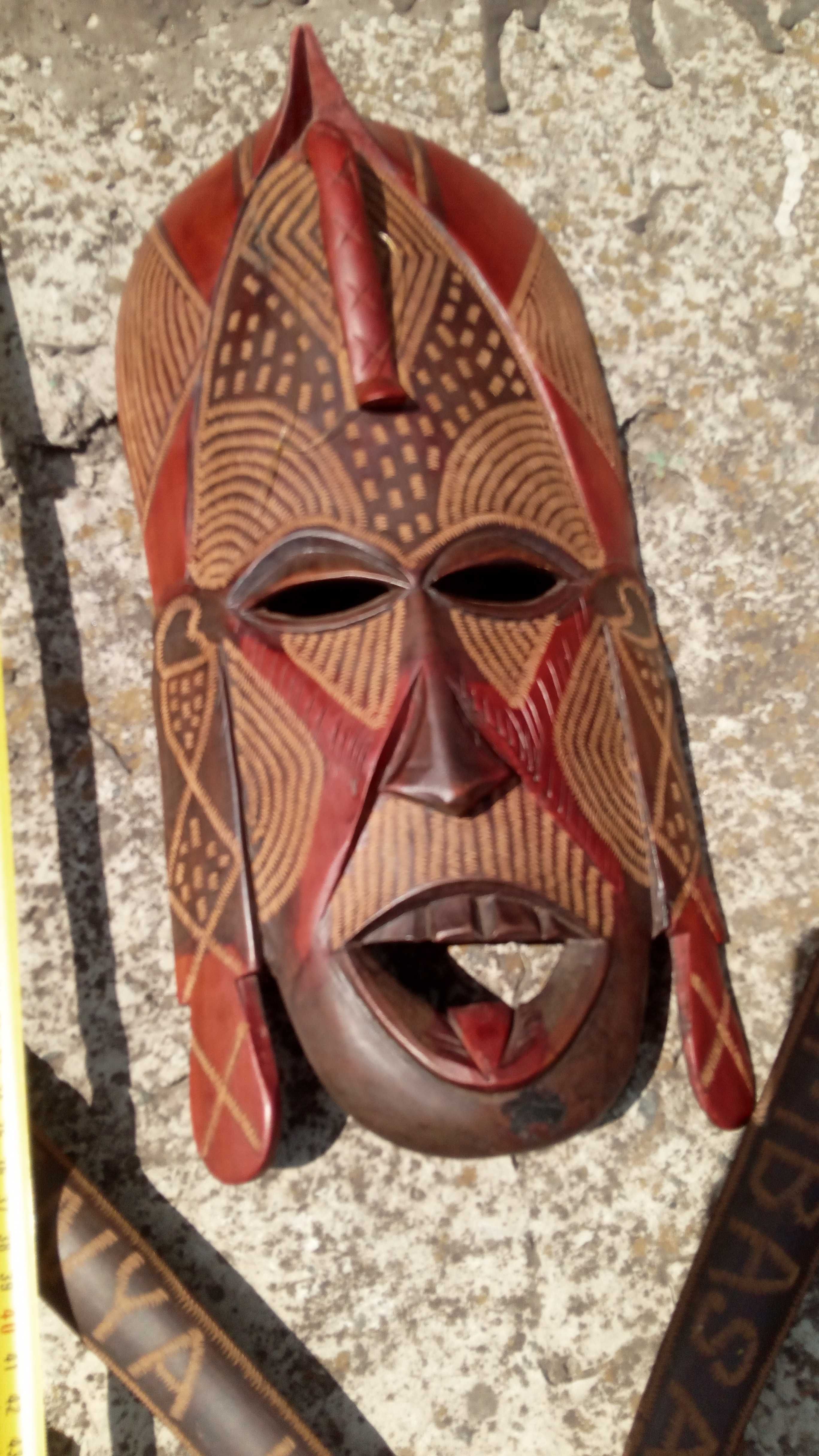 Африканская маска и деревянные кинжалы Комплект