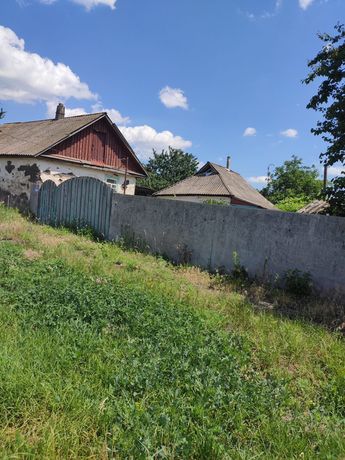 Участок   25 соток с хатой в 35 км от Киева