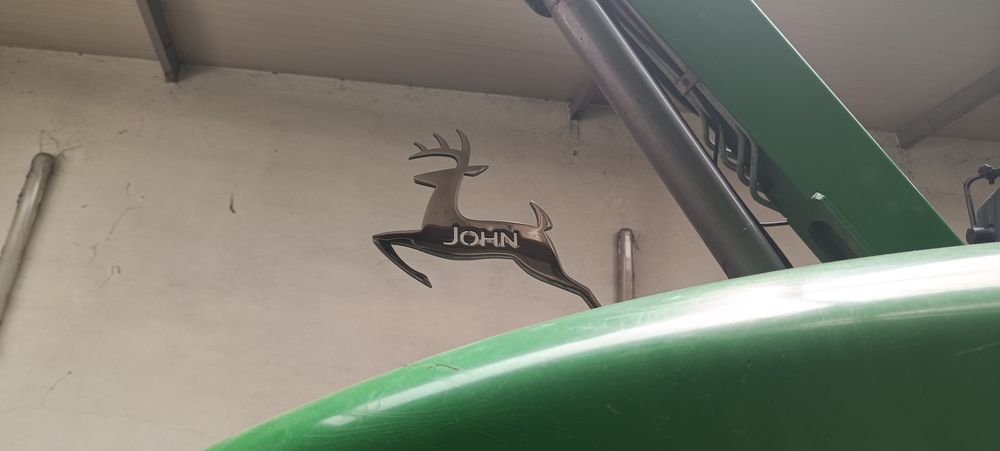 Jelonek na maskę John Deere 17cm 4mm logo emblemat znaczek celownik JD