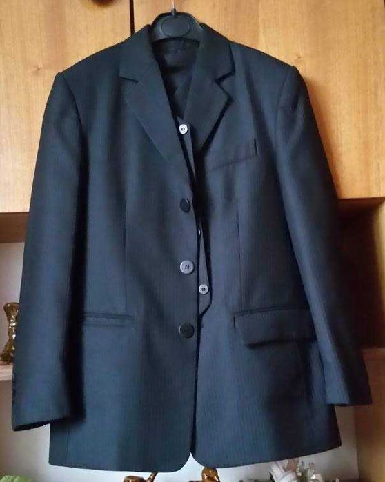 Sprzedam       garnitur      dla      chłopca