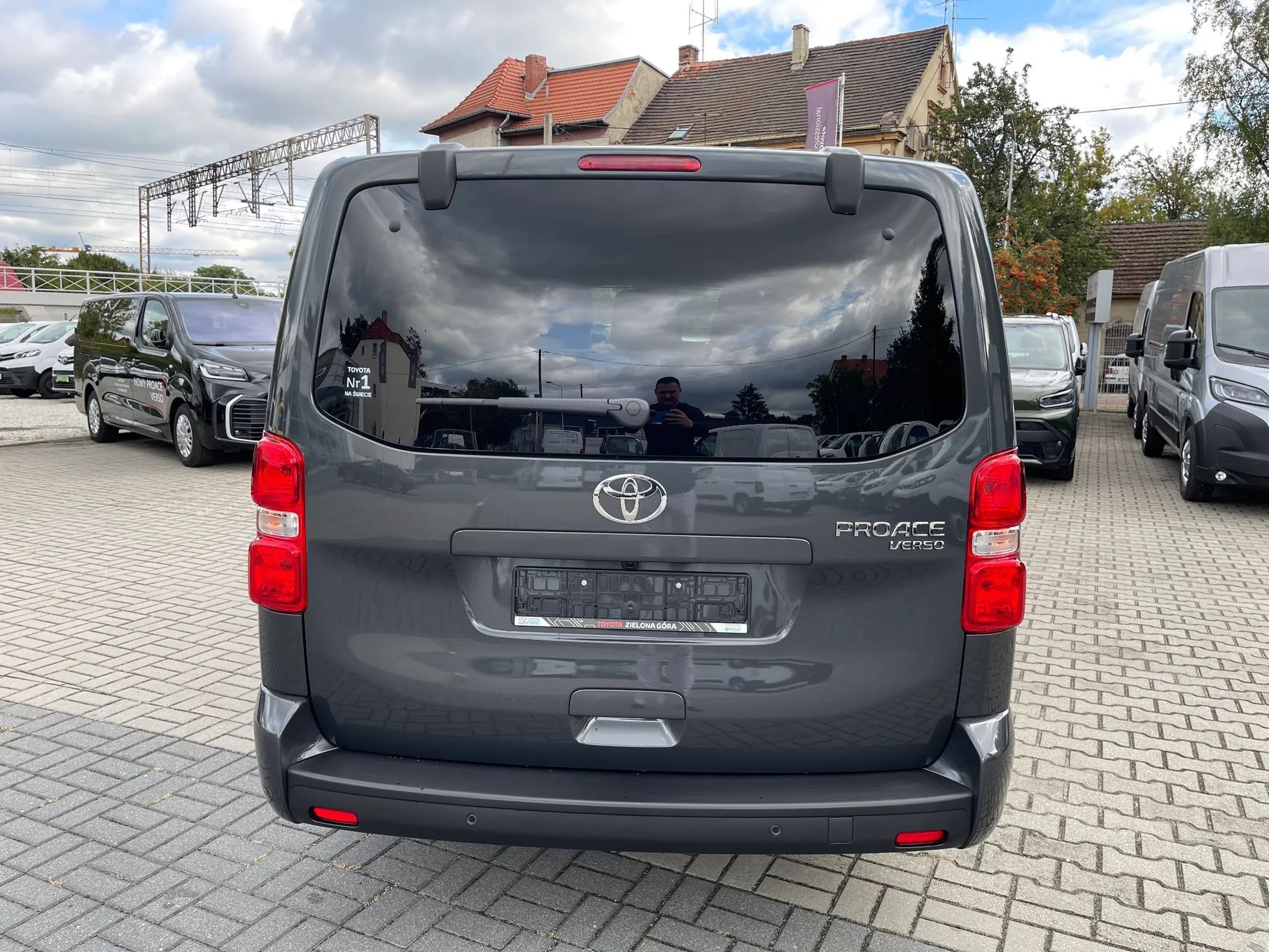 Toyota Proace Verso VIP - 7 Miejscowy - Skyview - Dostępny od Ręki.