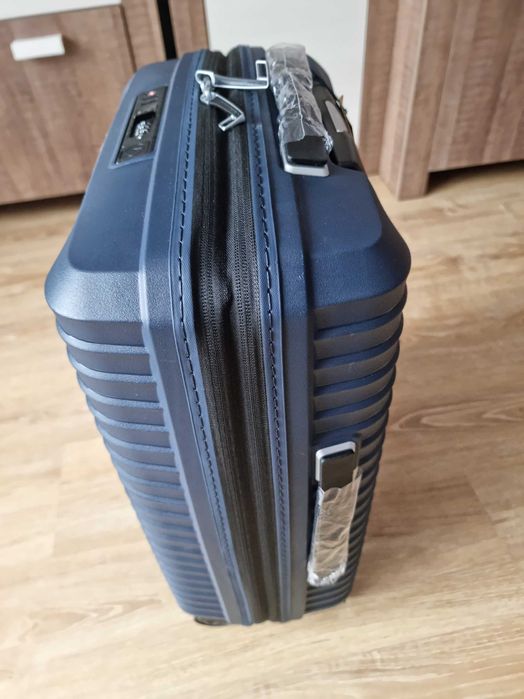 Walizka kabinowa Samsonite Upscape 55cm powiększana granatowa