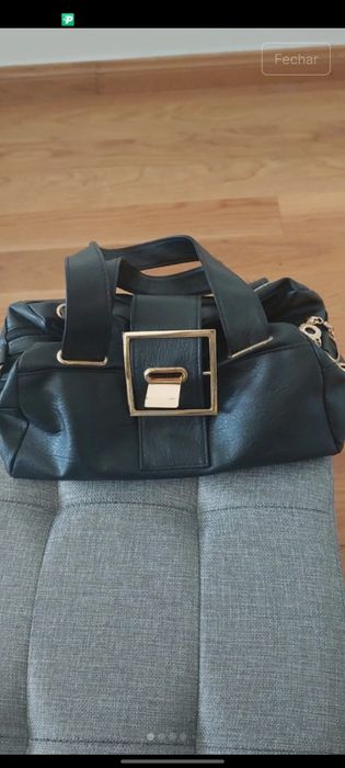 Mala preta com detalhes em dourado