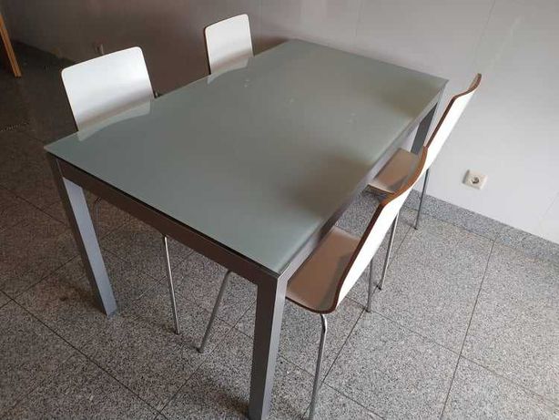 Mesa em vidro temperado MoblIberica + 4 cadeiras