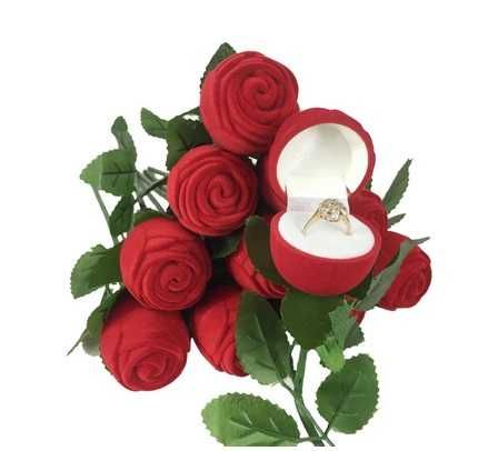 Czerwona aksamitna róża pudełko na pierścionek zaręczynowy walentynki