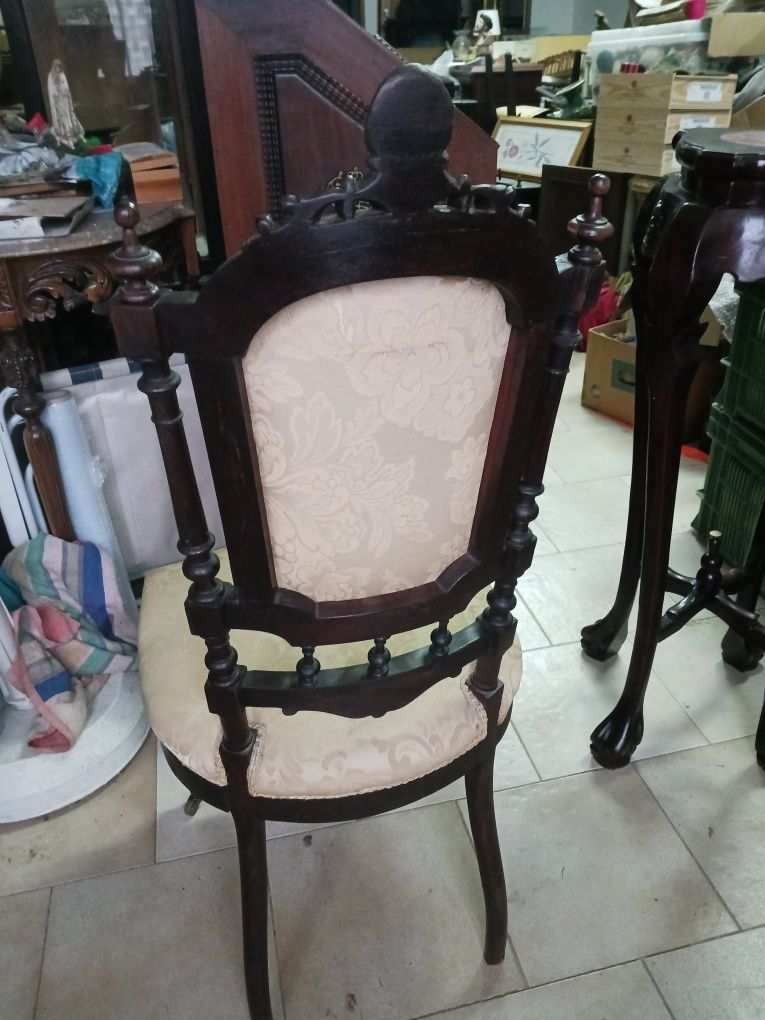 1. Bela cadeira de pau santo