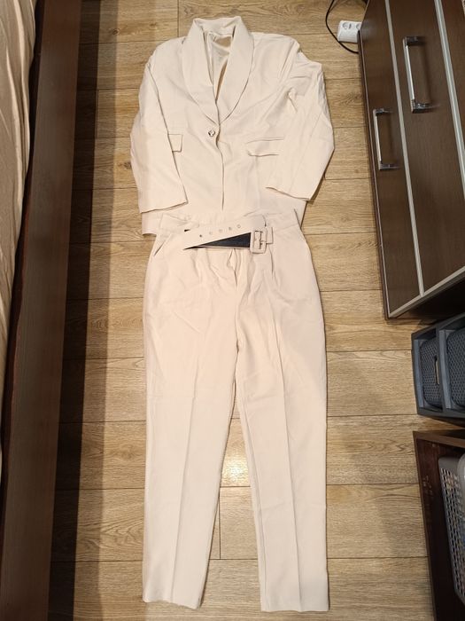 Garnitur damski beżowy nowy