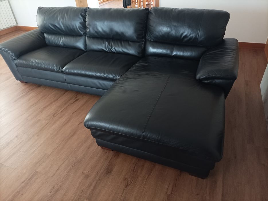 Sofá em pele cor preta