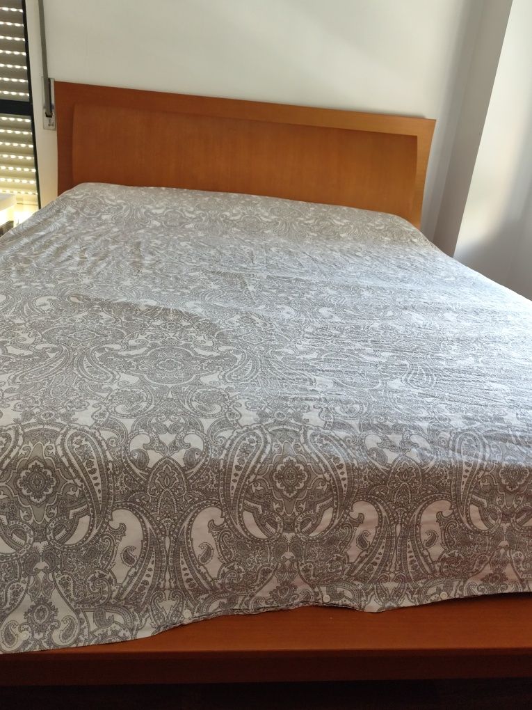 Cama de casal com colchão