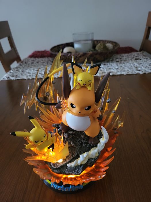 Estátua pokemon Pikachu e Raichu