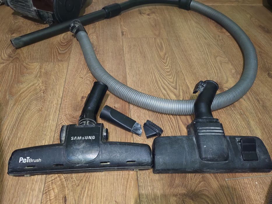 Безмішковий (з колбою) пилосос Samsung SC4336 1600W з набором насадок