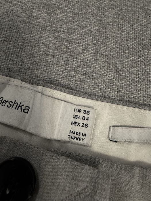 Сірі класичні брюки від Bershka