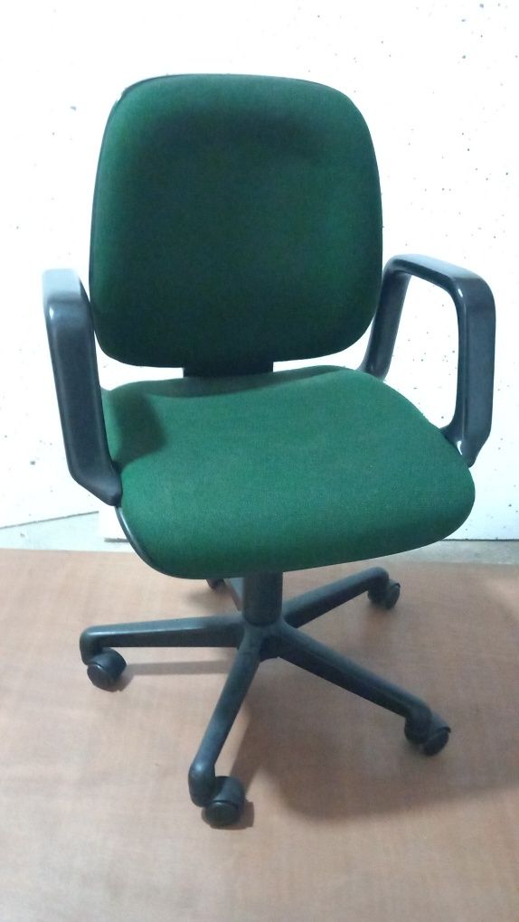 Cadeira de escritório com apoio de braços e rodas