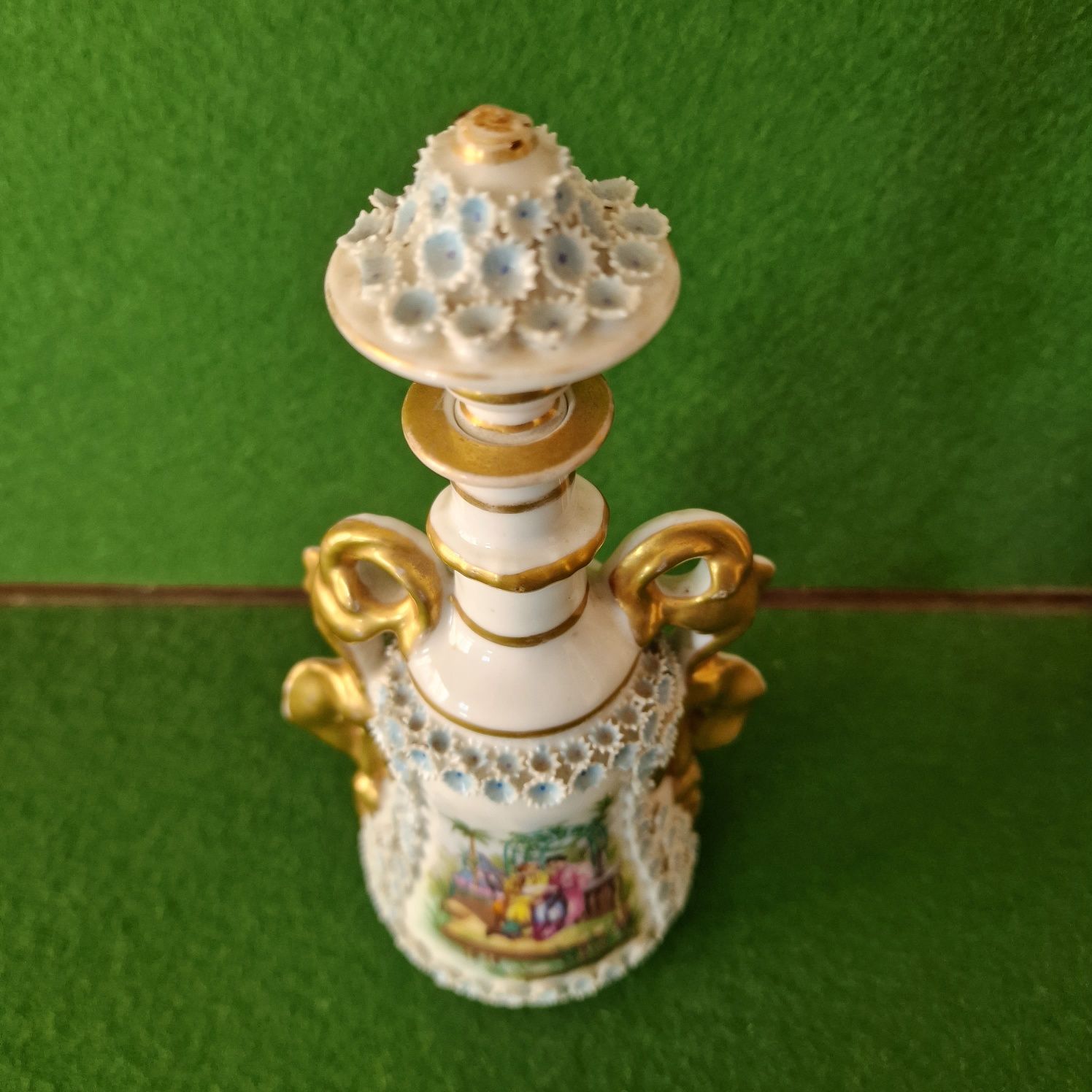 Frasco de perfume em porcelana