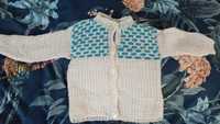 Ciepły sweterek robiony na drutach dla niemowlaka unisex