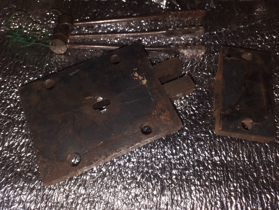 Продам замок на гараж Рейка обратку в металле.