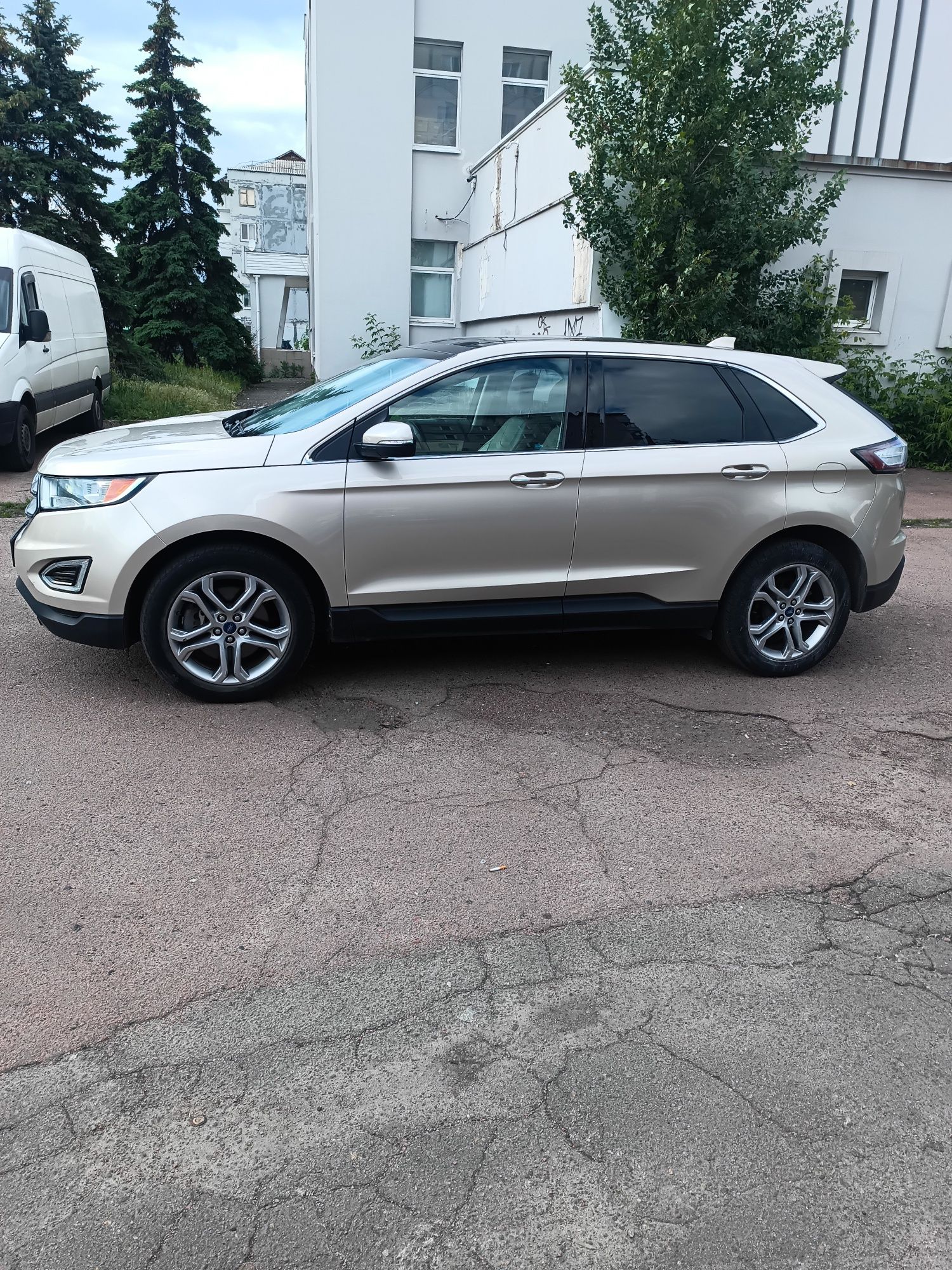 Продається авто FORD EDGE -2017 року-3,5 об'єм двигуна.