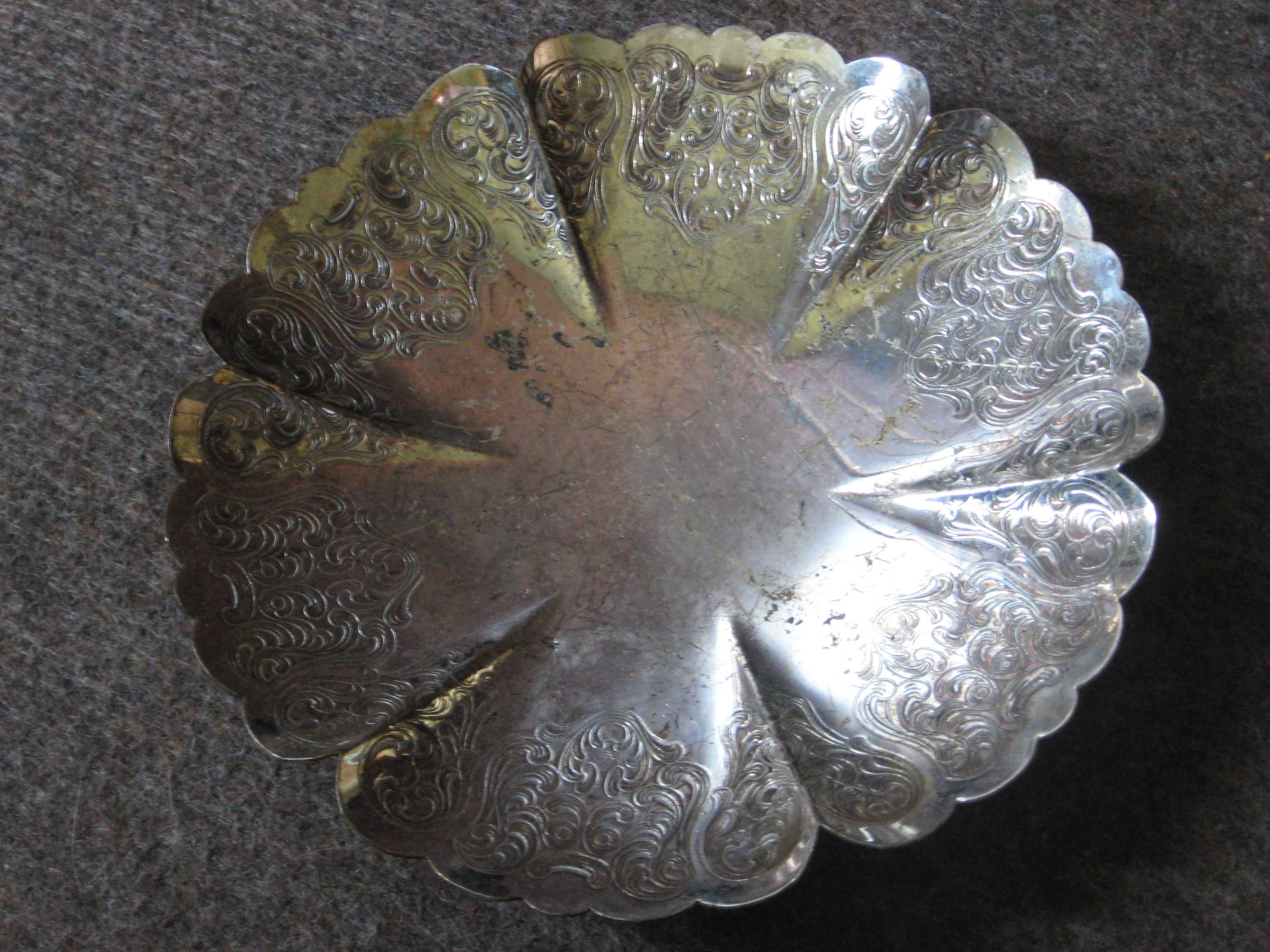 Talerz patera metalowa mała zdobiona kwiaty retro vintage PRL