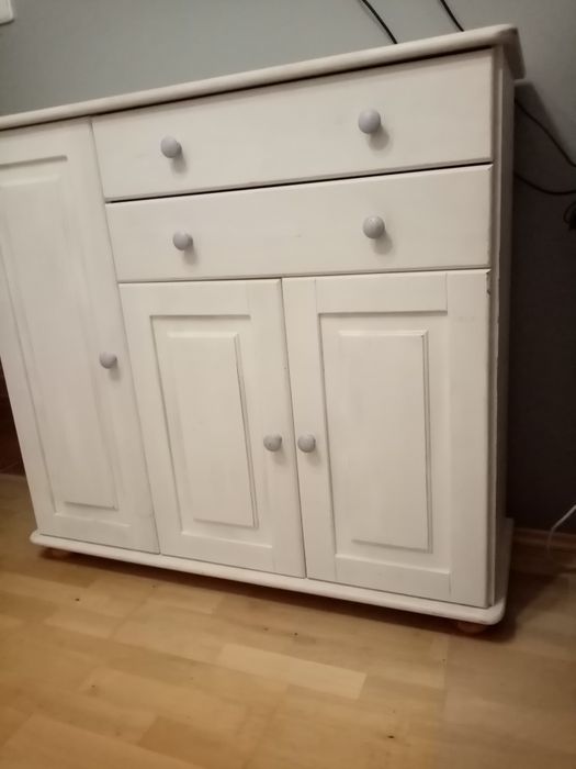 Biała komoda z półkami i szufladami