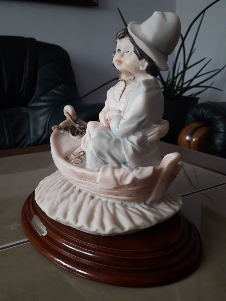 Włoska figurka para zakochanych na łodzi - alabaster