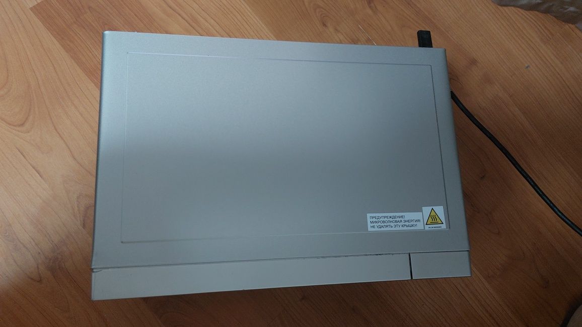 Продам микровалновую печь Panasonic NN-GT264MZPE