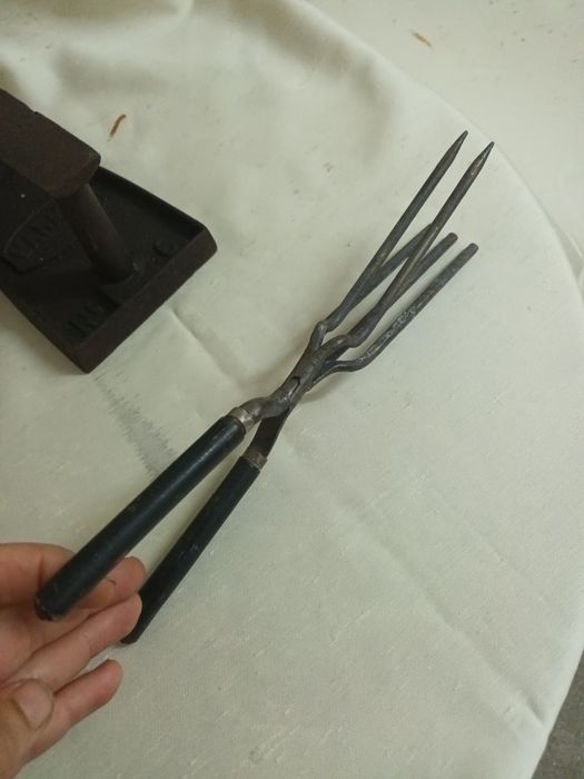 Ferro a carvão e cunhas