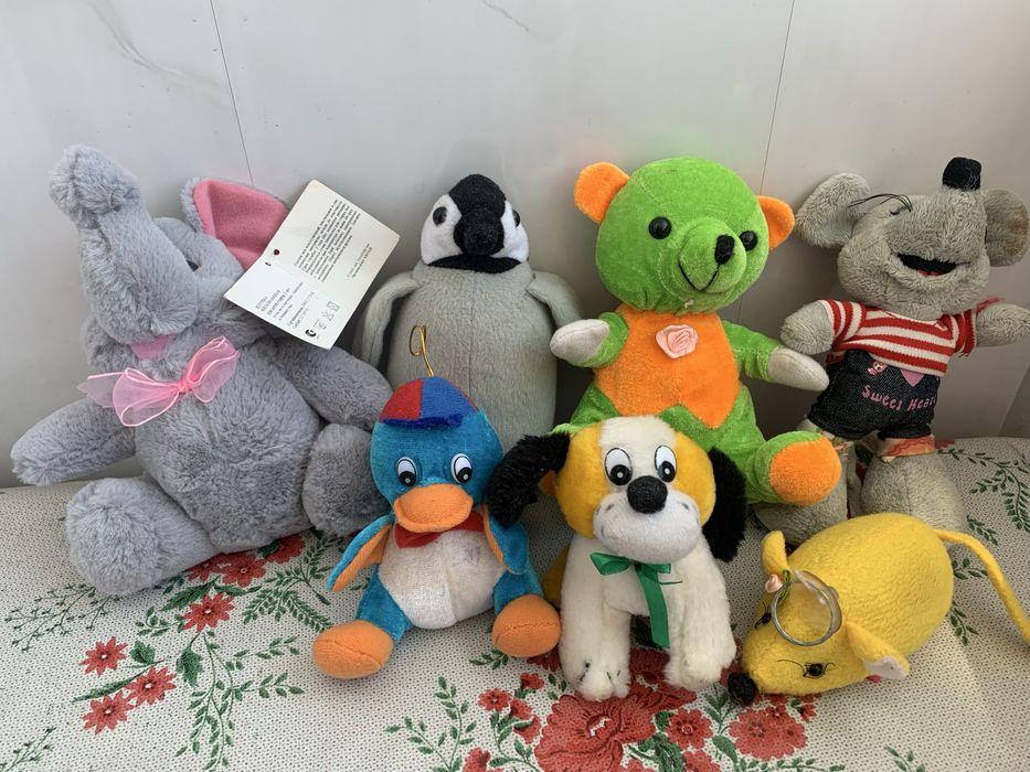 Игрушки мягкие, одна новая слоник с музыкальным механизмом.