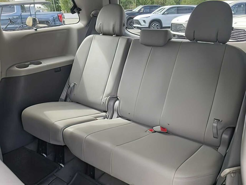 Toyota Sienna      2015