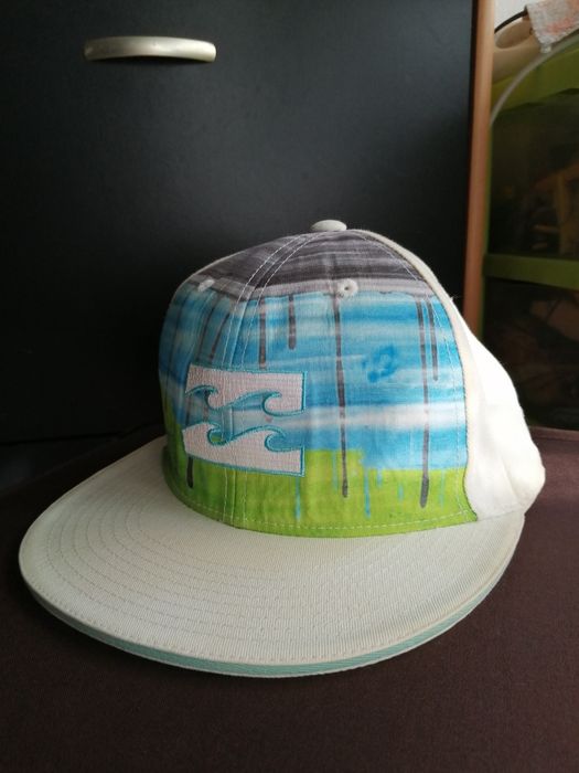 Vários caps e snapbacks