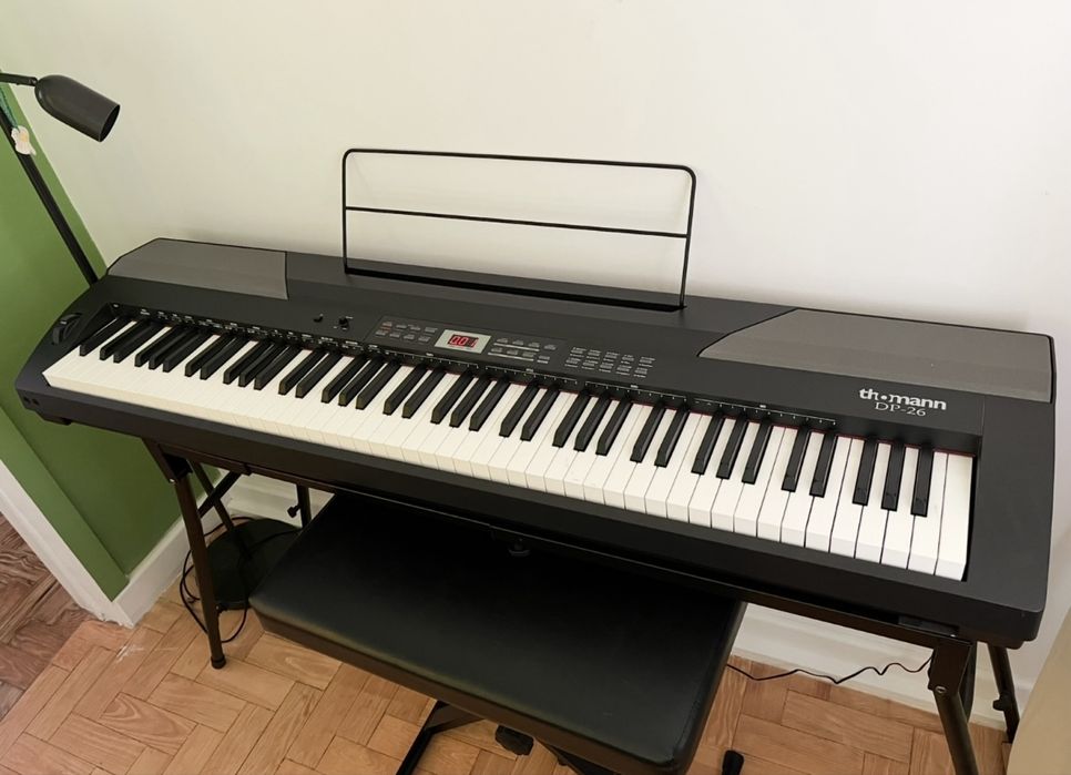 Piano digital Thomann DP-26 + suporte e banqueta