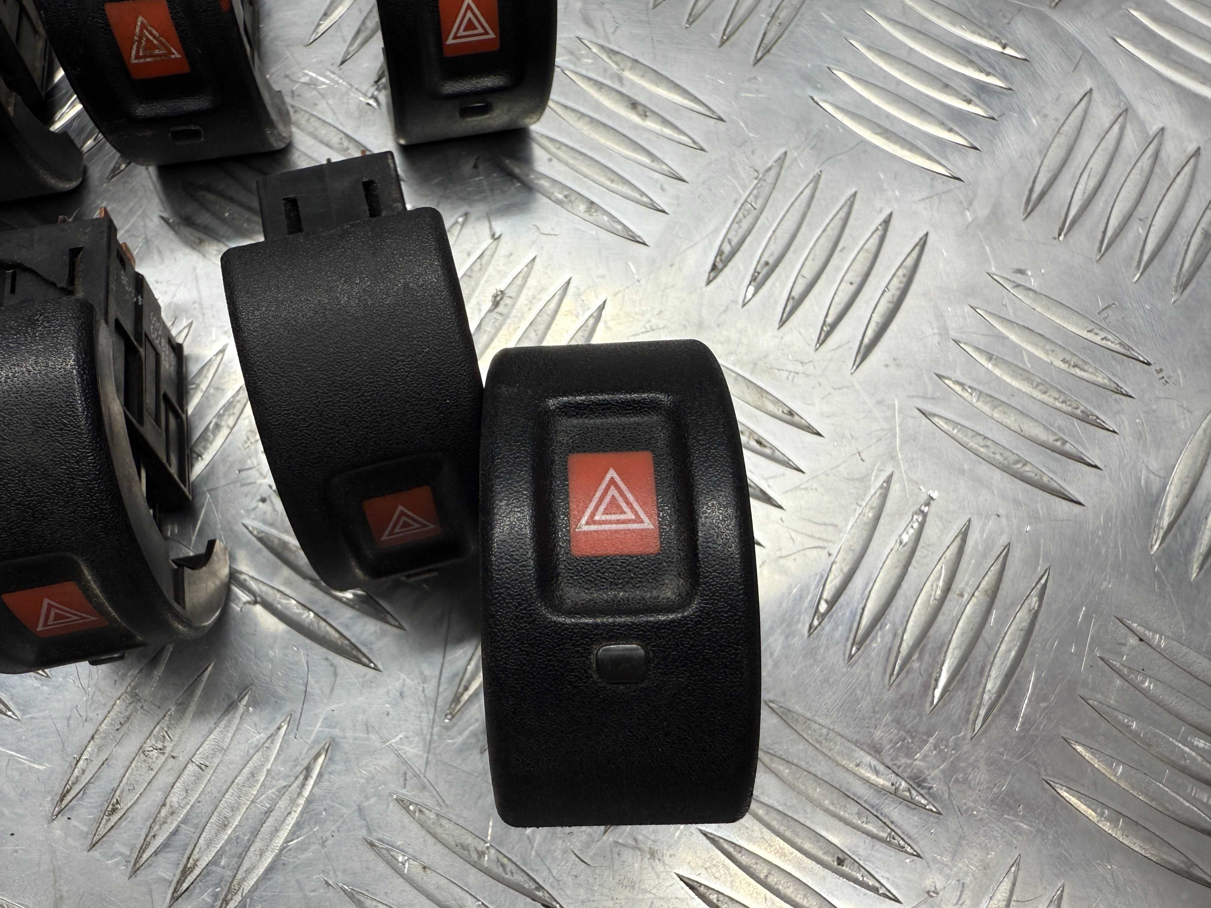 Кнопка аварийной сигнализации аварийка Opel Astra G  90437428