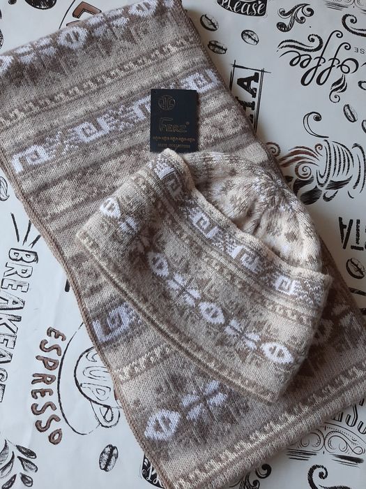 Продается женский набор шапочка и шарф.