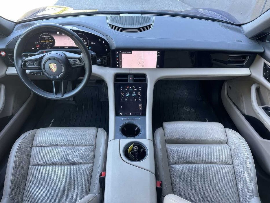Porsche Taycan      2022