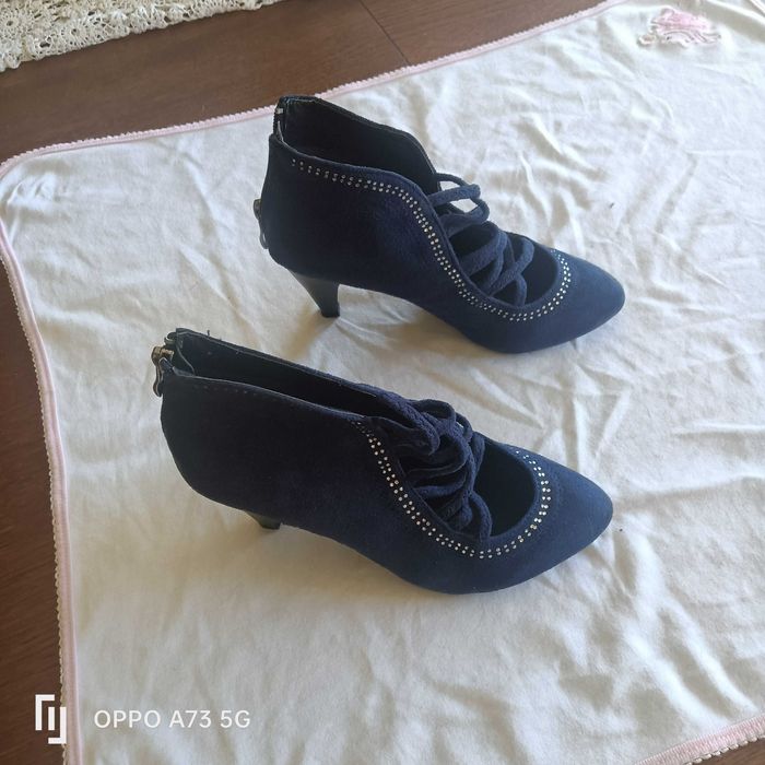Botas e sandálias em bom estado