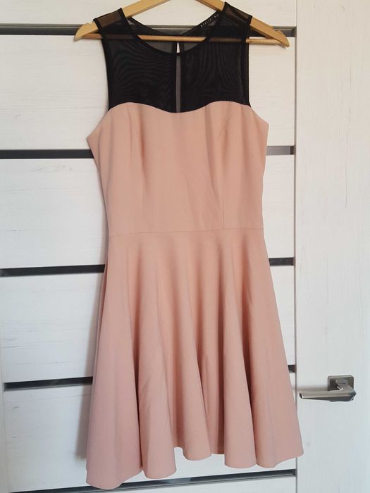 Elegancka pudrowa sukienka