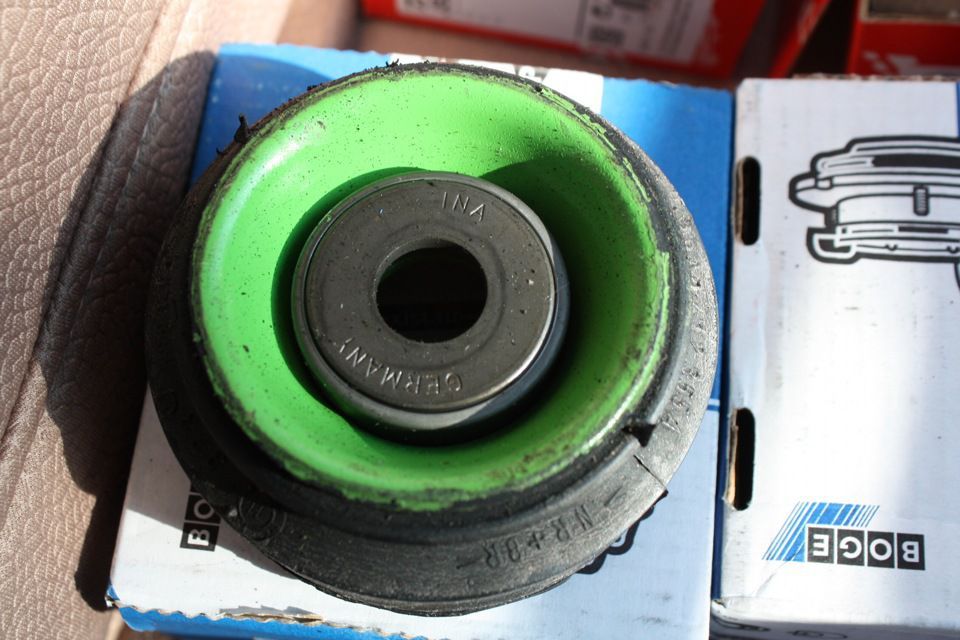 Опорные подшипники стойки на Audi Ауди 80/90 Б3/Б4 Новые ОРИГИНАЛЬНЫЕ