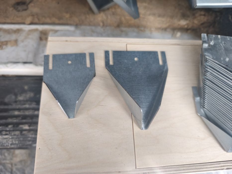 Comedouros giratórios 3 taças de 13 cm cada e porta poleiros