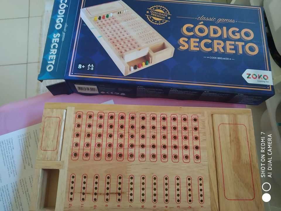Jogo de código secreto - madeira - 4€ - como novo